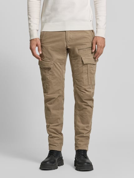 Männermodel trägt Regular Fit Cargohose mit Cargotaschen von PME Legend in Beige, strukturierter Twill, seitliche und Cargotaschen, Ganzkörperansicht von vorne.