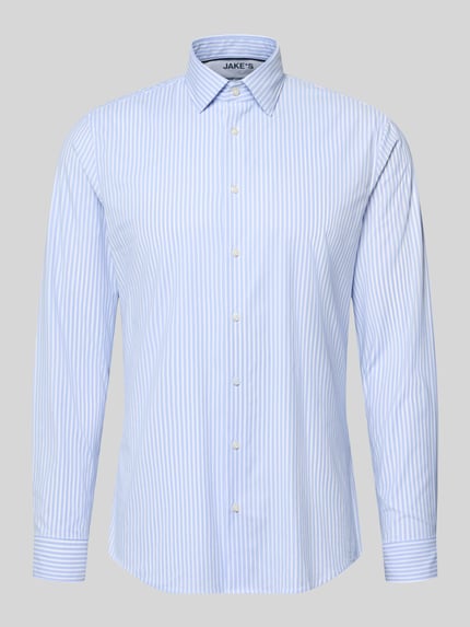 Produktfoto, hellblau-weiß gestreiftes Slim Fit Businesshemd mit Kentkragen von Jake*s, glatte Textur vor grauem Hintergrund