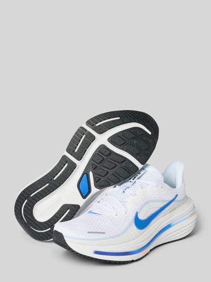 Produktfoto, Sneaker mit Logo-Print Modell 'Winflo' von Nike, weiße und blaue Farben, abgerundete Passform, Schnürverschluss, sichtbare Struktur, Absatzhöhe 7 cm, Schafthöhe 6 cm, Schaftweite 6 cm, Schuhsohlenprofil und glattes Obermaterial