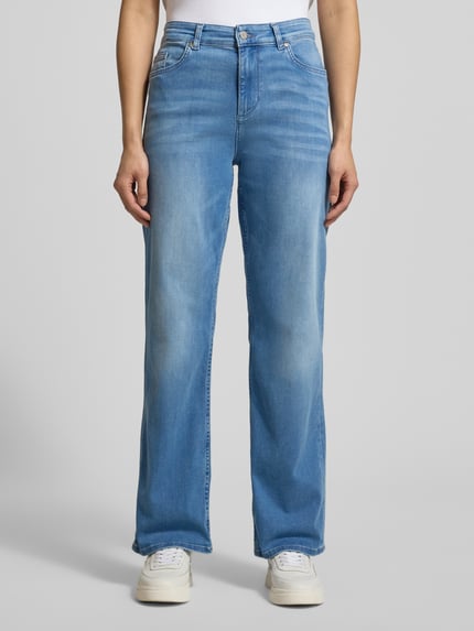 Frauenmodel trägt Jeans mit 5-Pocket-Design Modell 'Madison' von Mustang, hellblaue Baumwoll-Lyocell-Mix, gerader Schnitt, Ganzkörperansicht von vorne
