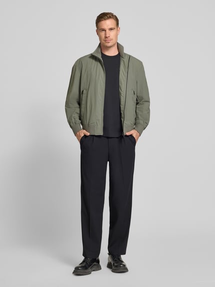 Männermodel trägt Relaxed Fit Blouson aus wasserabweisendem Material Modell 'OPENS' von BOSS Orange in Optik: Unifarben, Ganzkörperansicht von vorne.