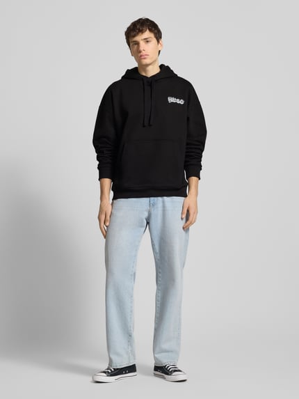 Männermodel trägt Relaxed Fit Hoodie aus reiner Baumwolle Modell 'NYROHOOD' von HUGO BLUE, Optik: Unifarben, Label-Print, Kängurutasche, Sweat, Ganzkörperansicht von vorne.