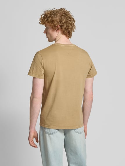 Tommy Jeans Regular fit T-shirt van katoen met borstzak Beige - 5