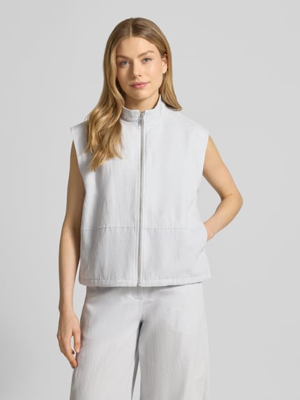 Modelka nosi Relaxed Fit Weset mit Stehkragen Modell 'KAILA' od Samsøe Samsøe, mieszanka bawełny i lnu, jasny kolor, zamek z przodu, długość tyłu w rozmiarze S: 57 cm, szerokość ramion w rozmiarze S: 47 cm, szerokość klatki piersiowej w rozmiarze S: 52 cm, widok całej sylwetki z przodu.