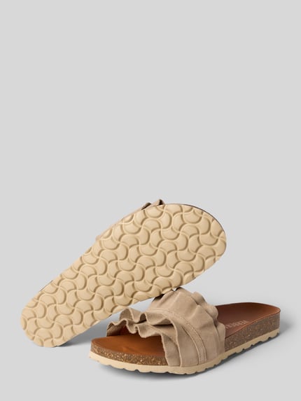 Produktfoto, Slipper aus echtem Leder Modell 'Rocio' von Verbenas, naturalna skóra, zaokrąglony krój, obszycie falbanami, profilowana podeszwa, otwarta pięta, wysokość obcasa 3 cm w rozmiarze 40