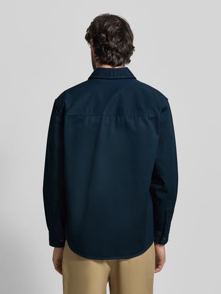 Männermodel trägt Relaxed Fit Hemdjacke aus pure katoen Modell 'H-OWEN-K-2PP-261' van BOSS in effen donkerblauw, rugpas, borstzak, manchetten, eenrijige knopen, overhemdkraag, rugaanzicht volledig lichaam.