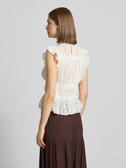 Vrouwenmodel draagt Slim Fit Blusentop met Rüschenkragen model 'SHAILA' van Only, look: effen, plooien, ronde hals, 1-knoopssluiting, gehaakte details. Ganzkörperansicht Rückansicht.