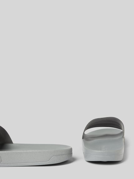 adidas Sportswear Slides mit Label-Print Modell 'ADILETTE SHOWER' Mittelgrau 2