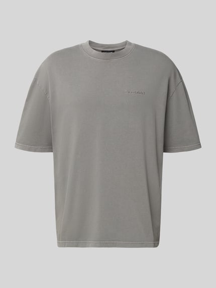 Produktfoto, Oversized T-Shirt mit Label-Stitching von Pegador in Grau, reine Baumwolle, gerippter Rundhalsausschnitt, Rückenlänge 69 cm.