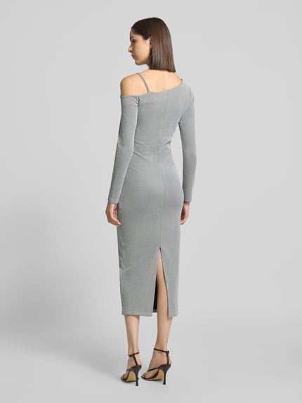 Frauenmodel trägt Maxikleid Modell 'Nalatina' mit One Shoulder von HUGO, glänzende Optik, Strukturmuster, Gehschlitz, Rippstrick, Ganzkörperansicht Rückansicht.