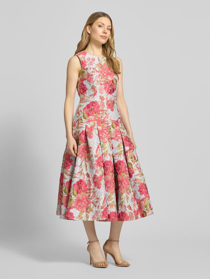 Vrouwenmodel draagt Regular Fit midi-jurk met all-over bloemenmotief stitching van Adrianna Papell, elastische materiaalmix, A-lijn, mouwloos design, ronde hals, getailleerd, ruglengte maat 36: 115 cm, borstwijdte: 41 cm, geheelbeeld voorkant.