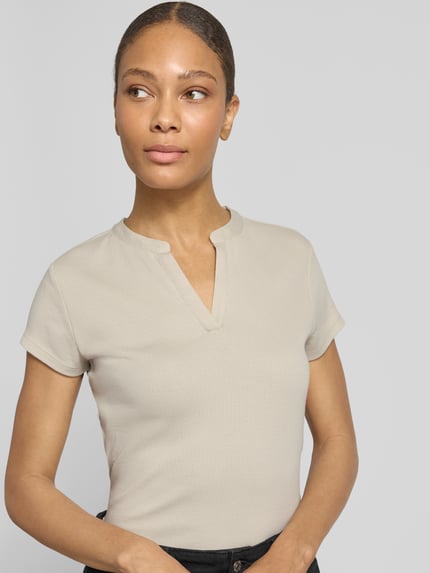 Vrouwenmodel draagt T-Shirt in Ripp-Optik Modell 'Kleoh' van Someday, katoen-elastaanmix, slim fit, beige, V-hals, short sleeves, bovenlichaam close-up vooraanzicht.