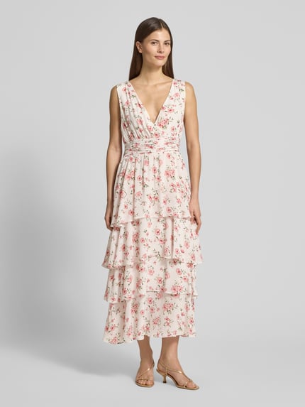 Modelka kobieca nosi Cocktailkleid aus Viskose im Stufen-Look od Guido Maria Kretschmer, różowy wzór z kwiatami, krój taliowany, sukienka midi z paskiem, dekolt V, czysta wiskoza, szerokość w rozmiarze 36: 45 cm, długość pleców: 113 cm, widok całej sylwetki z przodu.