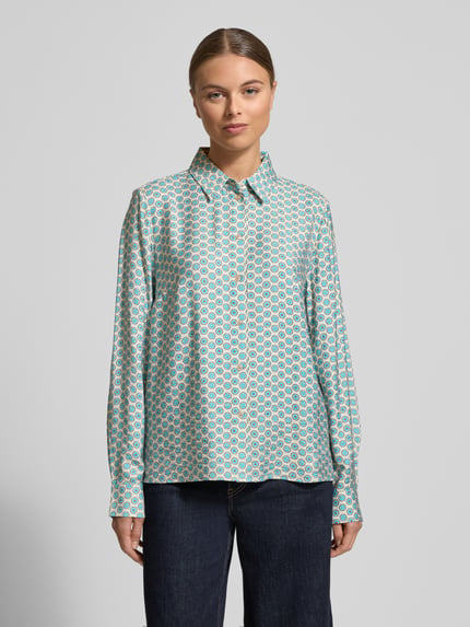 Vrouwenmodel draagt Regular Fit Blouse uit viscosemix in all-over look van Jake*s Casual met overhemdkraag en knoopsluiting, voorkant volledig zichtbaar.
