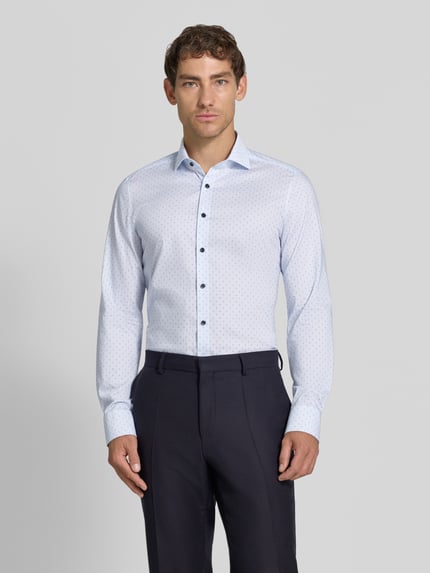 Männermodel trägt Body Fit Businesshemd aus Baumwoll-Mix von OLYMP, hellblau mit feinem Punktmuster, Ganzkörperansicht von vorne, Herren Businesshemd von OLYMP Level 5.