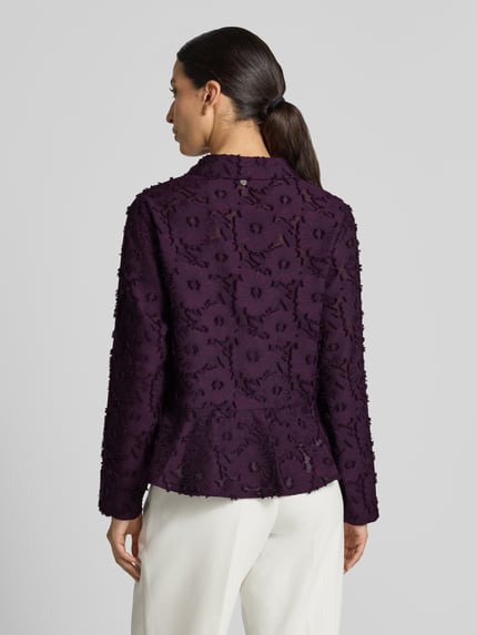 Frauenmodel trägt Regular Fit Hemdbluse mit Abdeckleiste von Rich & Royal in dunkellila mit floralem Lochmuster, langärmlig, Rückenansicht Ganzkörperaufnahme.