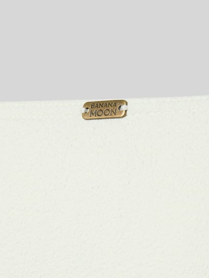 Productfoto, crèmekleurige textuur met stretch, labeldetail op Bikini-Slip met Label-Detail Modell 'ALERIA' van Banana Moon