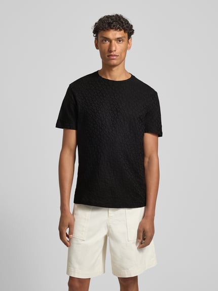 Mannenmodel draagt T-Shirt met Logo-Muster en ronde hals van ARMANI EXCHANGE, zwart, slim fit, katoen; volledige vooraanzicht