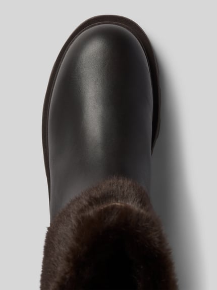 Produktfoto, Boots aus echtem Leder von Blauer USA w kolorze ciemnobrązowym, zaokrąglony kształt, obszycie sztucznym futrem, profilowana podeszwa, wysokość obcasa: 5 cm, wysokość cholewki: 16 cm, szerokość w rozmiarze 40: 12 cm, naszywka z logo z obszyciem kamieniami stras