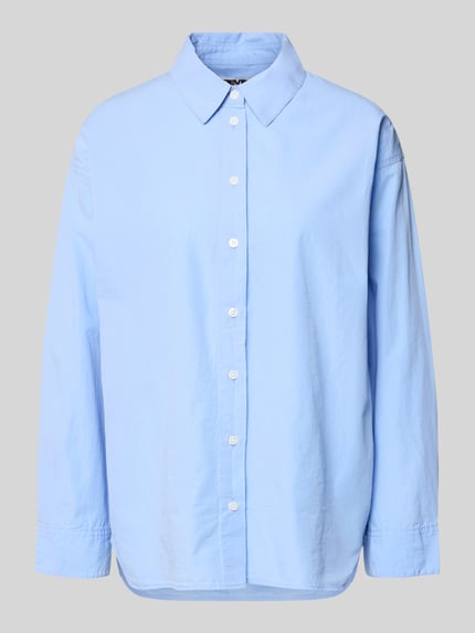 Produktfoto, Basic Hemd aus Baumwolle mit Hemdblusenkragen von Review in Hellblau, Regular Fit, Knopfleiste, glatte Textur, abgerundeter Saum