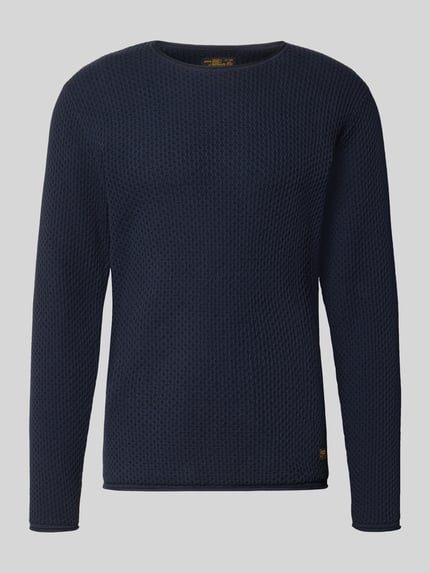 Produktfoto, dunkelblauer Strickpullover mit Struktur-Muster, Modell 'BLUMASON' von JACK & JONES, reine Baumwolle, Rundhalsausschnitt, gerader Schnitt, Label-Patch, Rückenlänge 68 cm, Ärmellänge 66 cm.