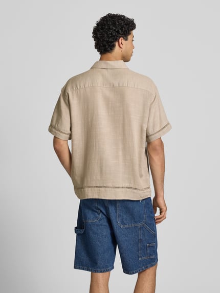 Męski model nosi Relaxed Fit Freizeithemd aus Lyocell-Mix Modell 'Menton' od Jack & Jones, beżowy, krótki rękaw, florystyczne przeszycia, bawełna z lyocellem, kent kołnierz, pełna lista guzików, długość tyłu w rozmiarze M: 72 cm, szerokość w rozmiarze M: 52 cm, długość rękawa w rozmiarze M: 25 cm, widok sylwetki od tyłu