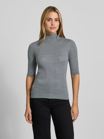 Vrouwenmodel draagt Slim Fit Longsleeve uit pure lanawol model 'Maglia Costine' van Liu Jo White, grijs, semitransparant, staande kraag, halve mouw, voorkant totaalbeeld.