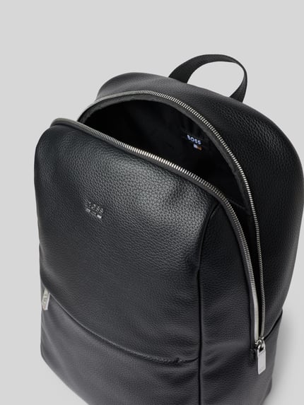 Produktfoto, Rucksack in Leder-Optik Modell 'Ray EVO' von BOSS, schwarze strukturierte Oberfläche, silberne Reißverschlüsse, Herren Rucksack von BOSS
