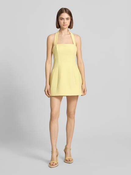 Vrouwenmodel draagt cocktailjurk model 'NEVELLE HOURGLASS' van Bardot, getailleerd mini-jurk, materiaalmix met stretch, ruglengte maat 36 58 cm, borstwijdte 33 cm, halter, vooraanzicht hele lichaam