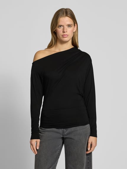 Frauenmodel trägt schwarzes Longsleeve im Off-Shoulder-Look Modell 'RINA' von Topshop, Regular Fit, glatte Textur, Ganzkörperansicht von vorne, Lyocell-Elasthan-Mix.