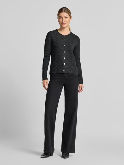 Frauenmodel trägt Cardigan aus Wolle mit Rundhalsausschnitt von Christian Berg Woman in dunklem Grau, Regular Fit, Knopfleiste, Ganzkörperansicht von vorne.