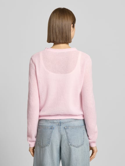 Vrouwenmodel draagt Rundhals Pullover mit Tunnelzug van Review in lichtroze, losse pasvorm, geribde boorden, ruglengte 52 cm, mouwlengte 62 cm, Ganzkörperansicht Rückansicht.