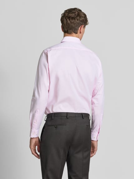 Männermodel trägt Regular Fit Business-Hemd mit Kentkragen von Christian Berg Men in Hellrosa, Reine Baumwolle, Langärmelig, Ganzkörperansicht Rückansicht. Rückenlänge 78 cm, Schulterbreite 45 cm, Ärmellänge 65 cm, durchgängige Knopfleiste.