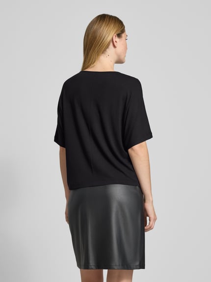 Vrouwenmodel draagt Comfort Fit T-Shirt uit viscosemix van s.Oliver BLACK LABEL, zwart, glanzend, stippenpatroon, korte mouw, rugaanzicht.