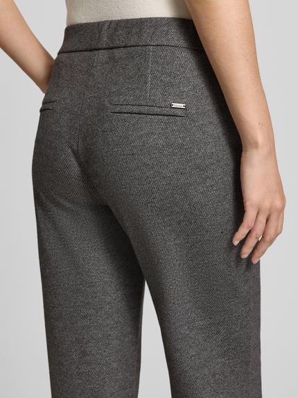 Frauenmodel trägt Weite Hose mit Viskose-Anteil Modell 'Jenny' von TONI in Grau, fein melierte Textur, Damen Weite Hose von TONI, Nahaufnahme Rückansicht.