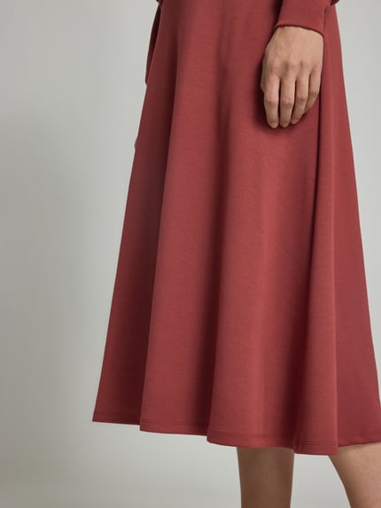 Vrouwenmodel draagt Ausgestellter Midi-Rock aus Modal-Mix model 'BANU' van Soyaconcept in rood, zachte textuur, detailopname, Dames midi-rok van Soyaconcept