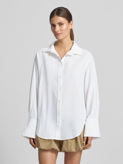 Vrouwenmodel draagt Regular Fit Bluse aus Leinen-Baumwoll-Mix van Gina Tricot, mix van katoen en linnen, overhemdkraag, knoopsluiting, ruglengte maat S 74 cm, mouwlengte maat S 60 cm, voorkant full body opname