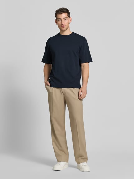 Männermodel trägt T-Shirt mit Logo-Print und Rundhalsausschnitt von Profuomo aus Reine Bio-Baumwolle im Relaxed-Fit, dunkelblau, Ganzkörperansicht von vorne. Rückenlänge bei Größe M: 70 cm.
