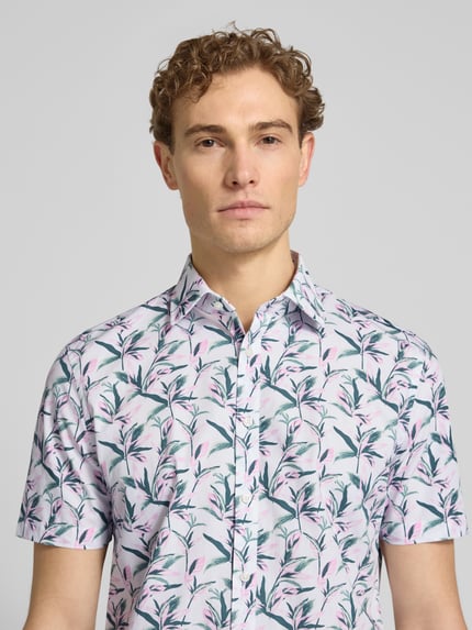 Männermodel trägt Slim Fit Business-Hemd aus katoen met kentkraag en all-over look van Jake*s, pastelkleuren, nahaufnahme oberkörper. Ruglengte maat 39/40: 78 cm, schouderbreedte: 47 cm, mouwlengte: 24 cm.