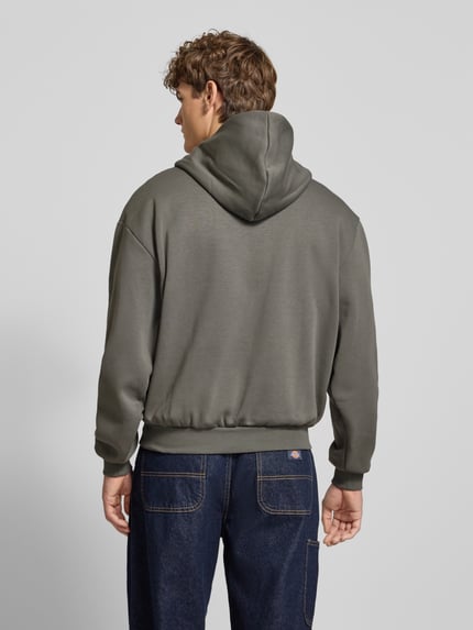 Männermodel draagt Hoodie met Label-Stitching en Känguru-Tasche van KARL KANI, katoenmix, regular fit, ruglengte 68 cm, mouwlengte 64 cm, Ganzkörperansicht Rückansicht.