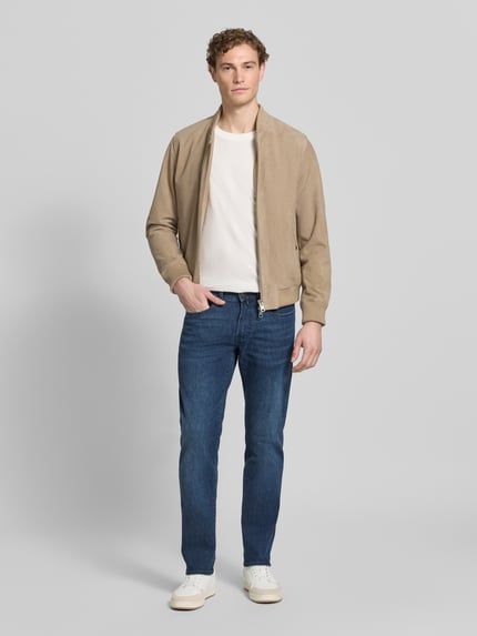 Männermodel trägt Jeans im Used-Look Modell 'Lyon' von Pierre Cardin in Blau, Baumwoll-Mix mit Viskose-Anteil, Regular-Fit, Ganzkörperansicht von vorne, Bundweite 42 cm, Innenbeinlänge 80 cm bei Größe 32/32.