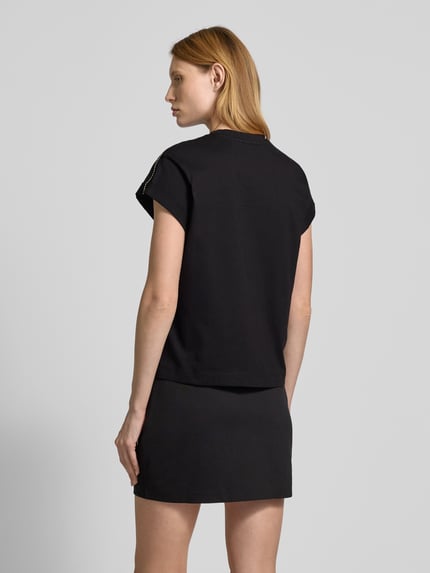 GUESS T-shirt z detalem z logo Czarny 5