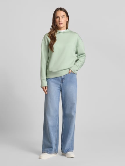 Frauenmodel trägt Regular Fit Hoodie aus Viskose-Mix mit Eingrifftaschen von Fynch-Hatton in Mintgrün, elastische Abschlüsse, weiche Struktur, Ganzkörperansicht von vorne.