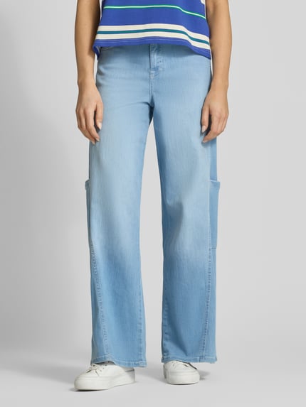 Frauenmodel trägt Wide Leg Jeans mit Cargotaschen Modell 'LIVA SEAM CARGO' von Angels in Hellblau, Baumwoll-Mix mit Stretch, Ganzkörperansicht von vorne.