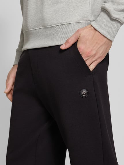 Männermodel trägt schwarze Regular Fit Sweathose aus Baumwoll-Mix Modell 'C-Locsin 01' von BOSS, Nahaufnahme Oberkörper, Herren Sweathose von BOSS