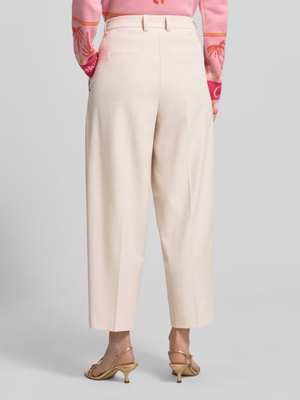 Vrouwenmodel draagt Straight Fit Cropped Hose mit Bügelfalten van Smith and Soul uit materiaalmix met viscose, persplooien, kort, beige tint, ganzkörperansicht rückansicht.