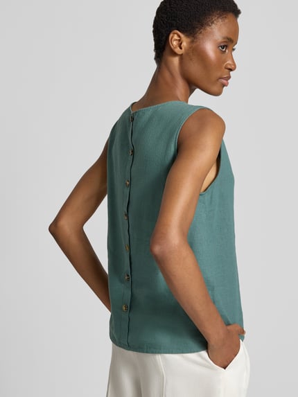 Frauenmodel trägt Top aus Leinen-Mix mit Rundhalsausschnitt Modell 'Lava' von FREE/QUENT in Grün, Rückenlänge 60 cm, Ganzkörperansicht Rückansicht.