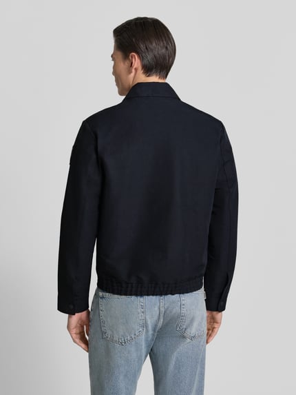 Männermodel trägt Regular Fit Blouson mit Label-Patch von Marc O'Polo × DFB Travel Collection, Optik: Unifarben, Rückansicht, Baumwoll-Mix.