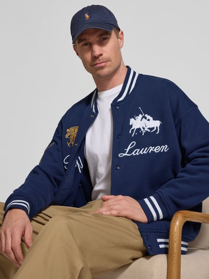 Männermodel trägt Regular Fit College-Jacke aus Baumwoll-Mix von Polo Ralph Lauren, Optik: Unifarben, Nahaufnahme Oberkörper.