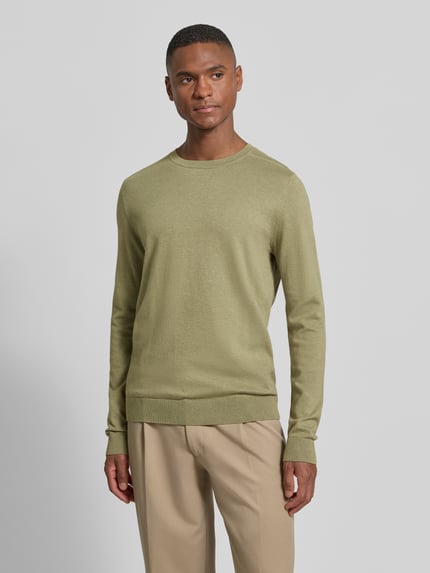 Mannelijk model draagt Regular Fit Pullover uit pure katoen model 'BERG' van SELECTED HOMME, unifarben, fijne textuur, vooraanzicht volledige lichaam.